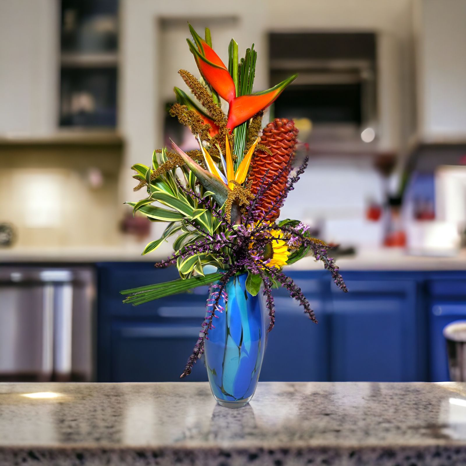 Arranjo Natural com Strelizia, flor de Gengibre e Girassol em Cristal Murano