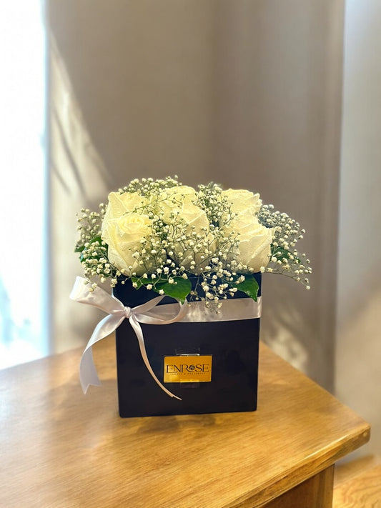 Arranjo de Rosas Brancas em Caixa Luxuosa