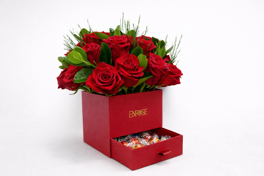Caixa Luxo com 20 Rosas Vermelhas e Chocolates