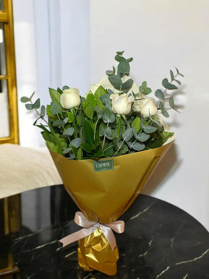 Buquê com 6 Rosas Colombianas Brancas e Eucalipto – Elegância Natural