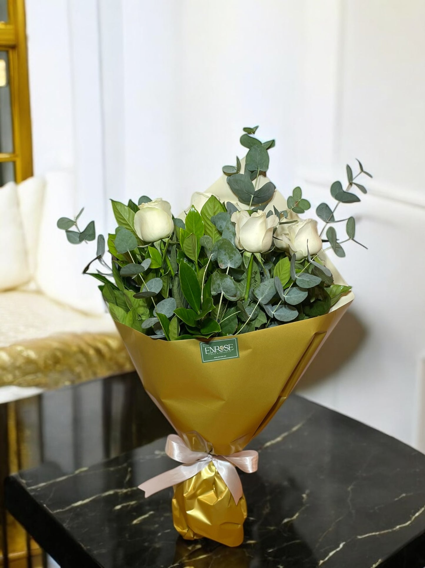 Buquê com 6 Rosas Colombianas Brancas e Eucalipto – Elegância Natural