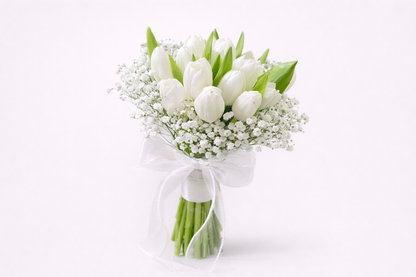 Buquê Clássico de Noiva com Tulipas Brancas e Gypsophila