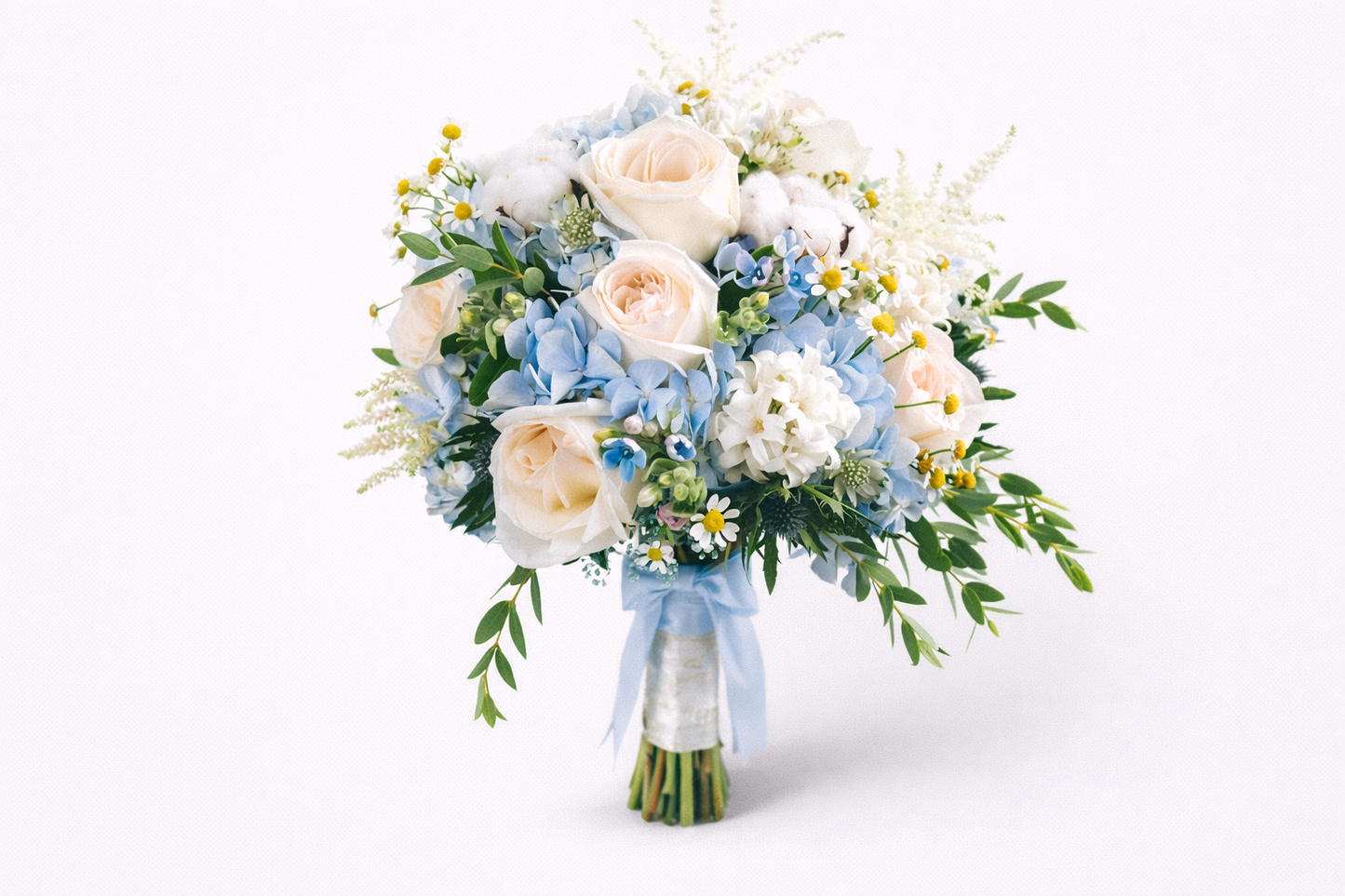 Buquê de Noiva com Hortênsias Azuis, Rosas cor de Rosa e Eucalipto