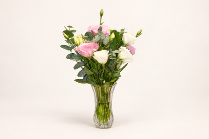 Arranjo de Lisianthus Rosa e Branco no Vaso de Vidro