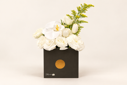 Arranjo Branco com Orquídea e Tulipas