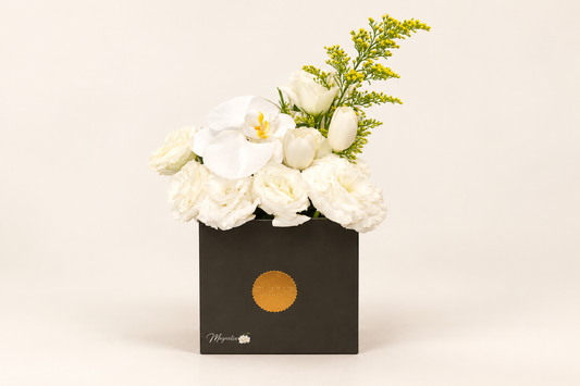 Arranjo Branco com Orquídea e Tulipas