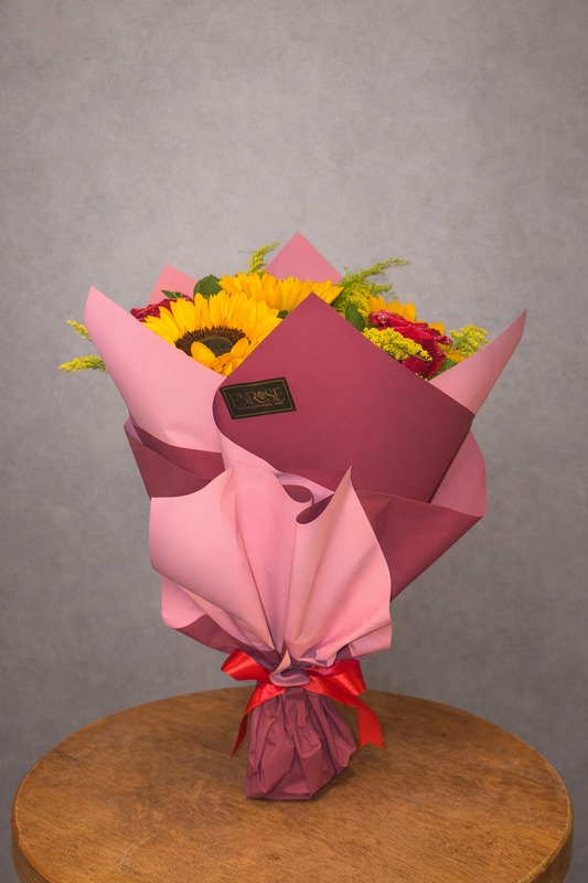 Bouquet with 3 red roses and 3 sunflowers.