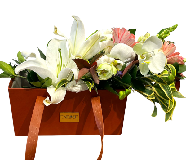 Arranjo Floral Luxuoso em Bolsa Elegante