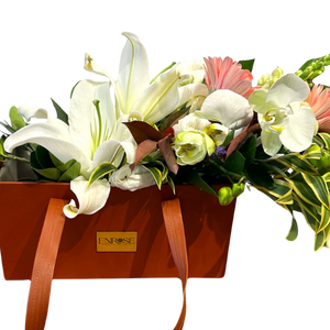 Arranjo Floral Luxuoso em Bolsa Elegante