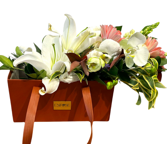 Arranjo Floral Luxuoso em Bolsa Elegante