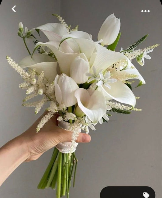 Buquê Elegante de Callas Brancas com Toque de Astilbe