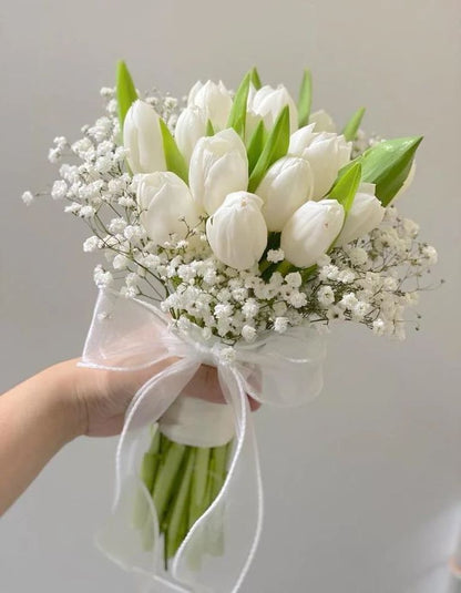 Buquê Clássico de Noiva com Tulipas Brancas e Gypsophila