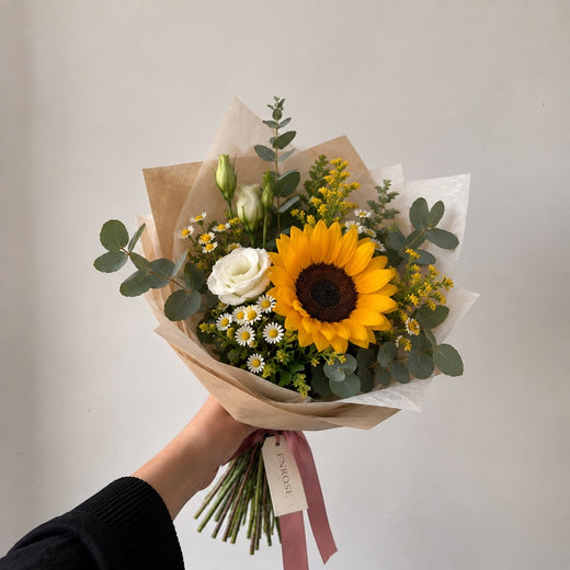 Buquê ENROSE com girassol, lisianthus branco e margaridas