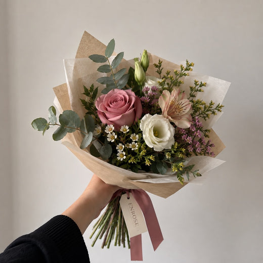 Buquê ENROSE com rosa cor-de-rosa, lisianthus e eucalipto