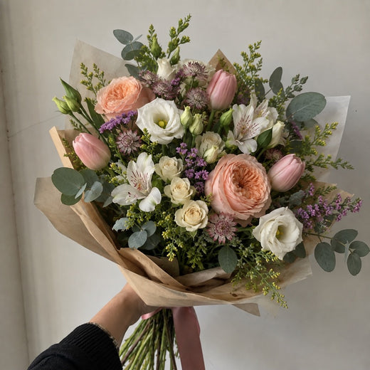 Buquê ENROSE premium com rosas inglesas, tulipas e lisianthus