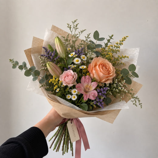 Buquê ENROSE em tons pastel com lírios, rosas e margaridas