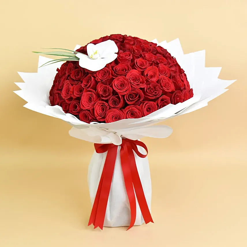 Espírito Romântico: Buquê de 100 Rosas Vermelhas Colombianas com uma Orquídea