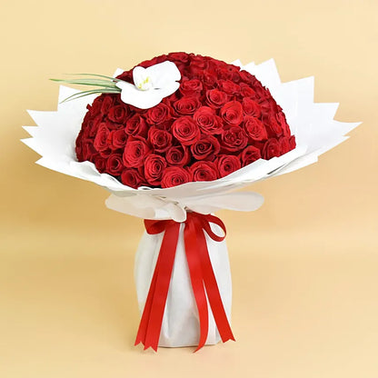 Espírito Romântico: Buquê de 100 Rosas Vermelhas Colombianas com uma Orquídea