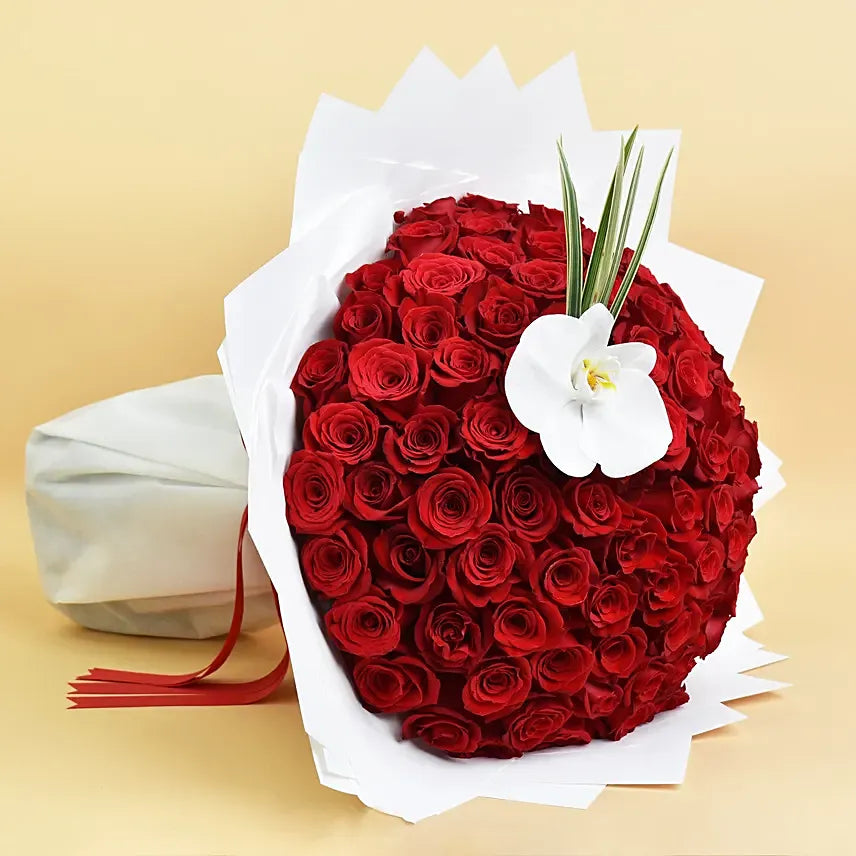Espírito Romântico: Buquê de 100 Rosas Vermelhas Colombianas com uma Orquídea