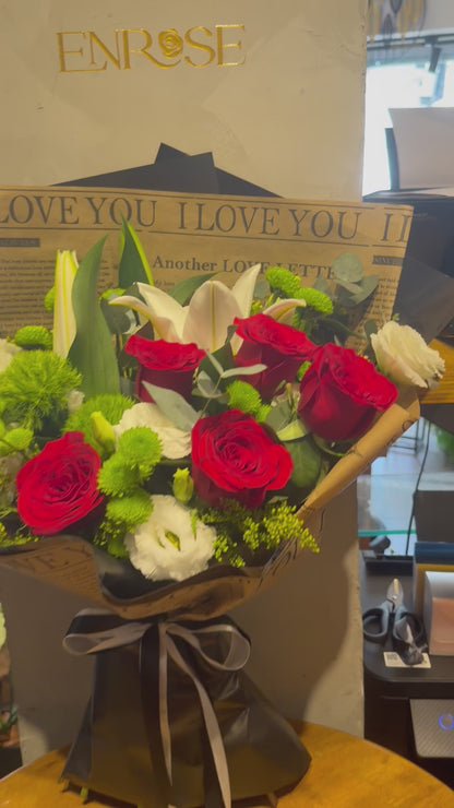 Buquê de Rosas Vermelhas, Lírio e Lisianthus