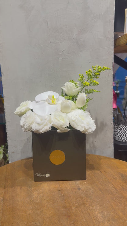 Arranjo Branco com Orquídea e Tulipas
