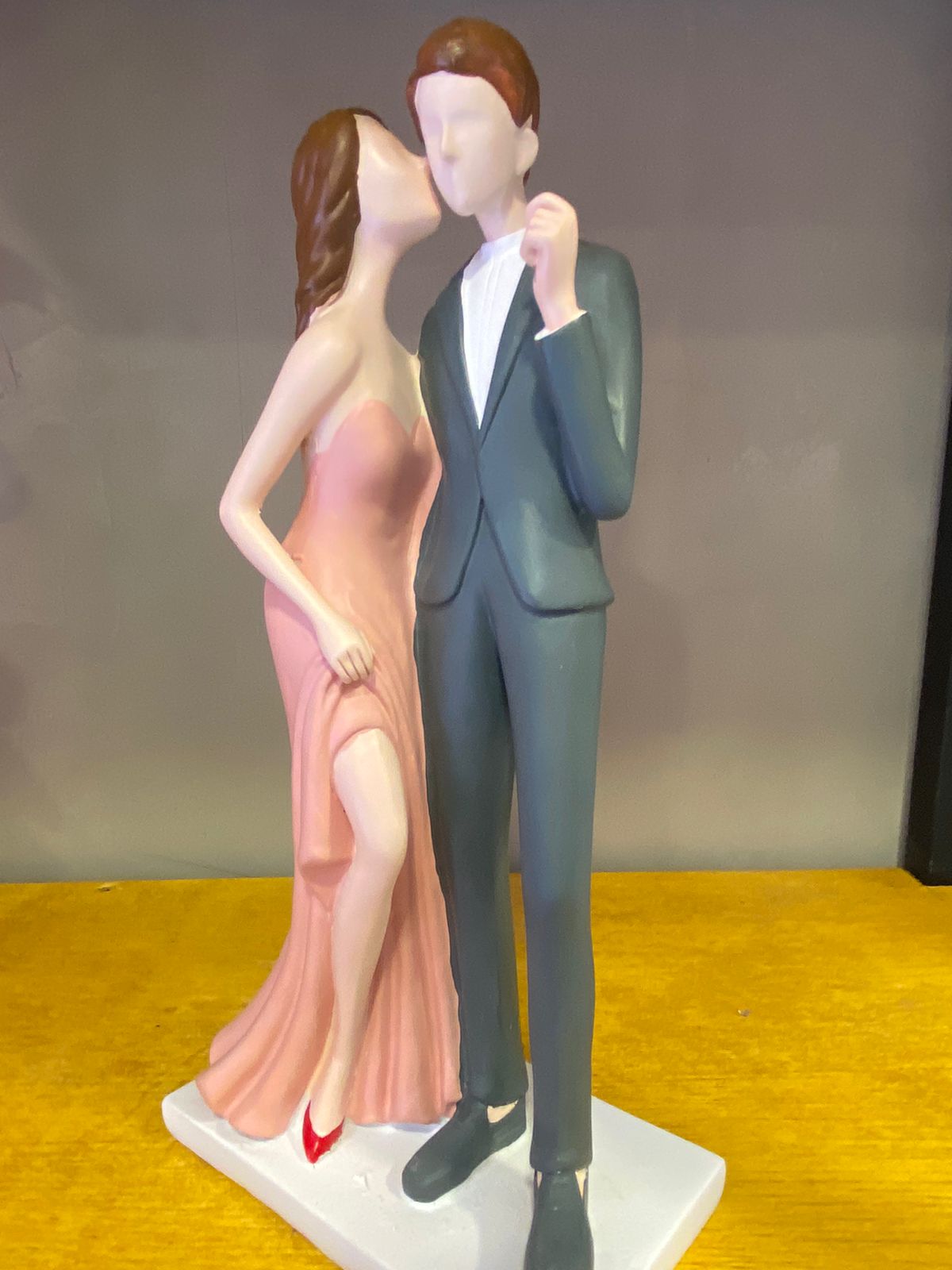 COUPLE RESIN DECORATIVE FIGURE